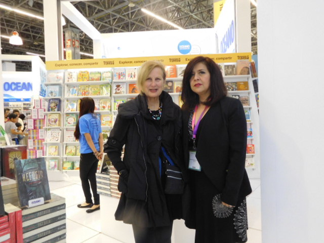 Wendy Jane Carrel at Oceano stand meeting with Editorial Coordinator Guadalupe Ordaz